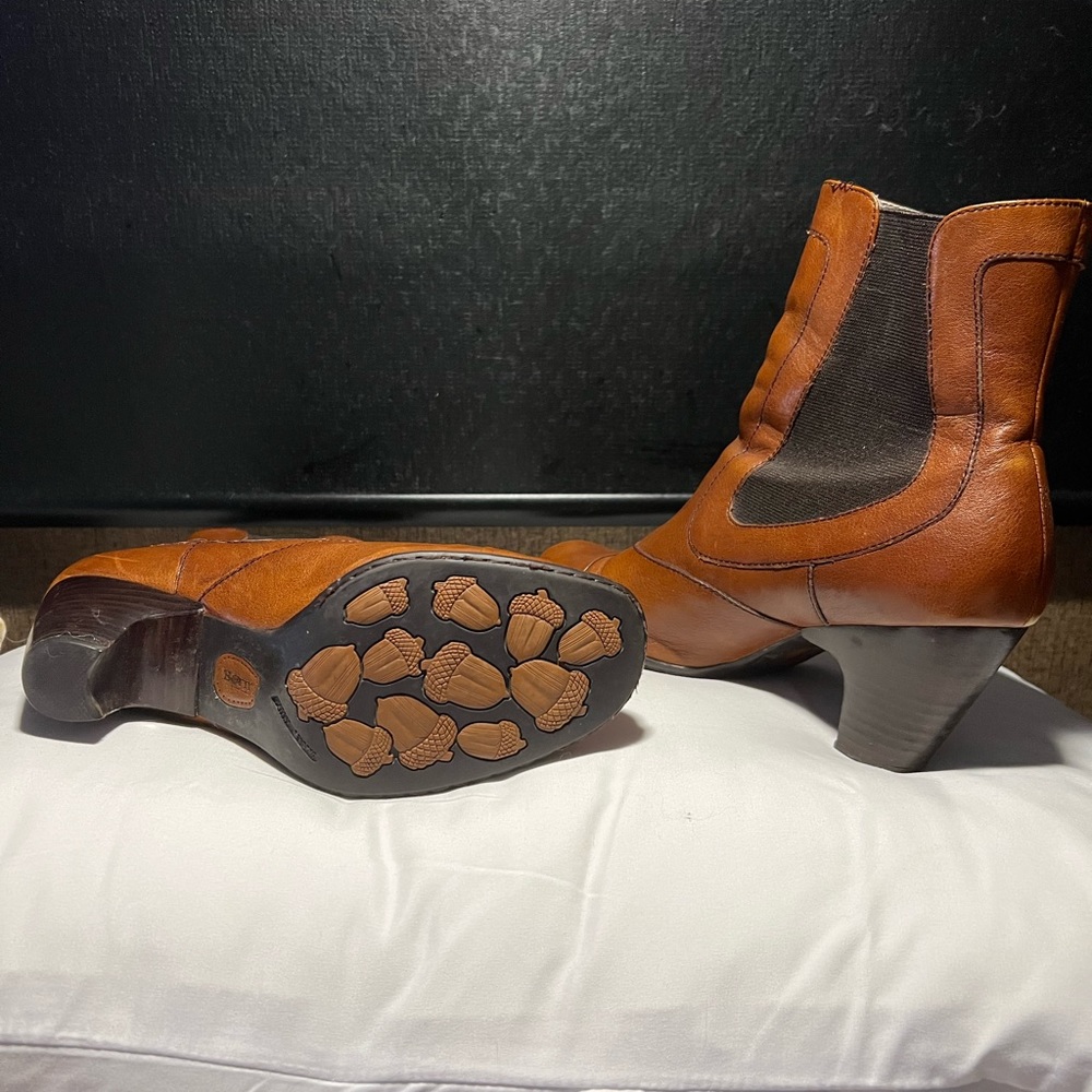 Born brown boots. Size 9. Very comfortable